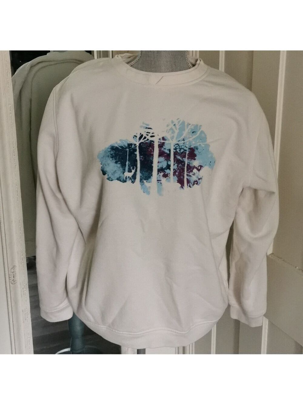 Northern Reflections white winter scene with deer. Size XL. EUC
